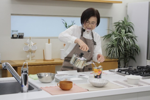 調理デモンストレーション： ストレス対策に効果的な食材を用いた簡単アレンジスープレシピ／ 有賀 薫 先生